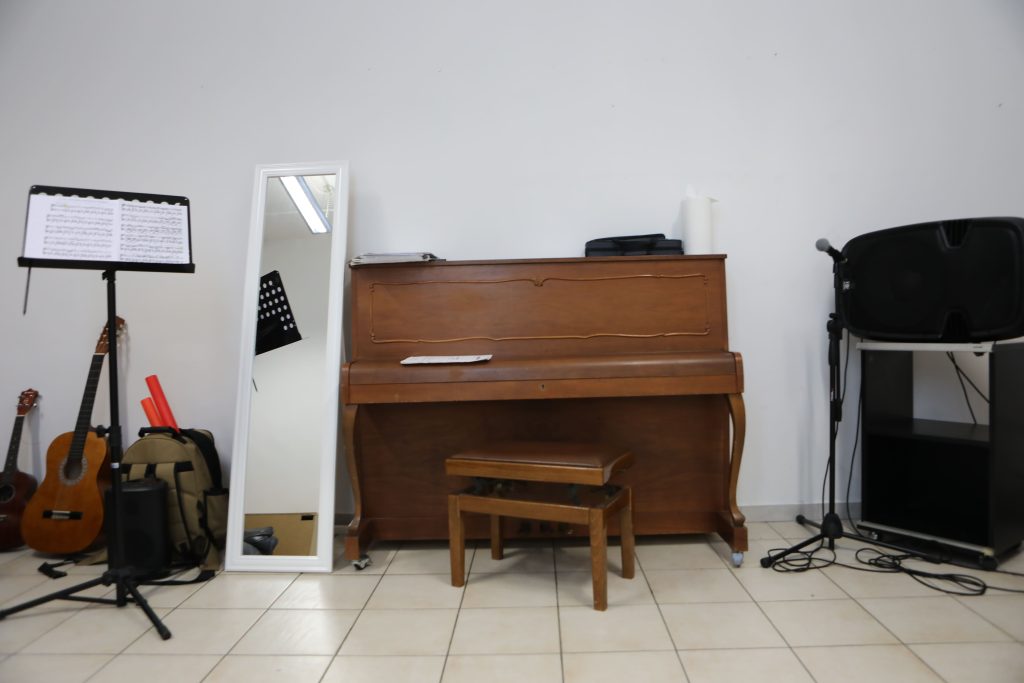 stanza con all'interno un leggio, uno specchio, un pianoforte