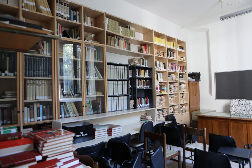 stanza con un enorme libreria con dei libri con possibilità di prenderli in prestito