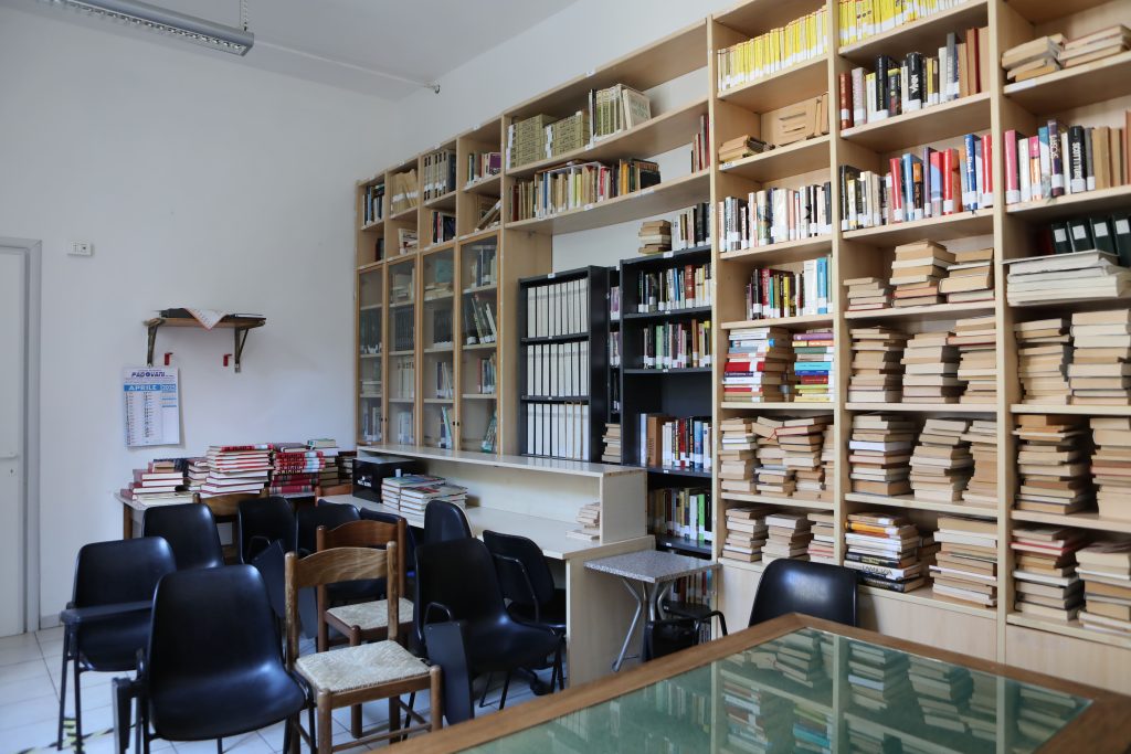 stanza con un enorme libreria con dei libri con possibilità di prenderli in prestito